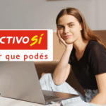 Mujer sonriendo mientras está sentada en el sofá, con un computador portátil frente a ella y el logo de Efectivo Sí con el mensaje 'Saber que podés' al fondo.