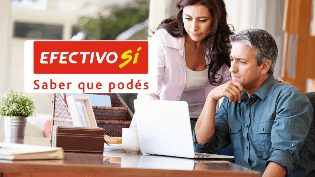 Pareja observando una computadora portátil en su hogar, con el logo de Efectivo Sí y el mensaje 'Saber que podés' al fondo.